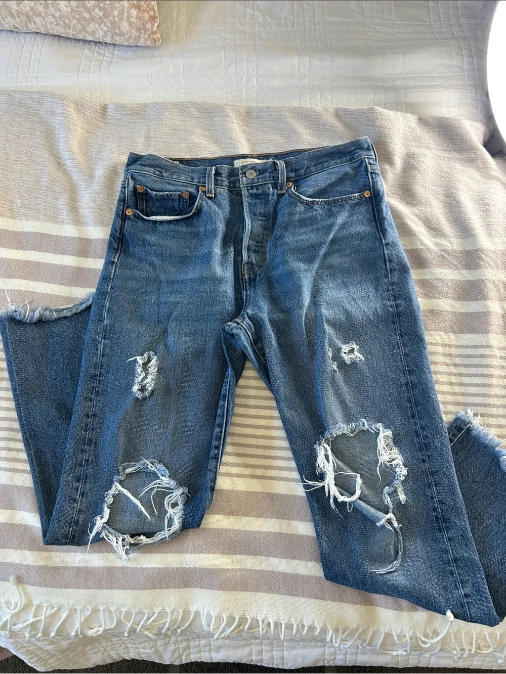 Levi’s Wedgie Straight Distressed Jeans Size 30x28 High Rise Raw Hem